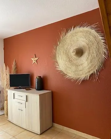 شقة Belle Climatisee Avec 2 Chambres, Terrasse En Angle, Parking Privatif Dans Securisee Piscine Commune 800 M De La Lrcs151