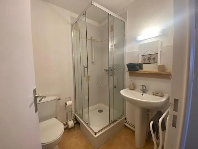 Apartament Belle Climatisee Avec 2 Chambres, Terrasse En Angle, Parking Privatif Dans Securisee Piscine Commune 800 M De La Lrcs151 *