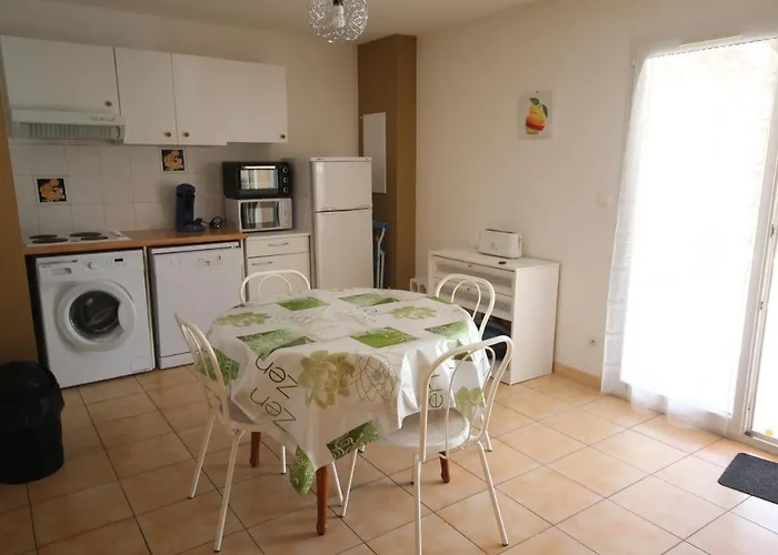 Belle Climatisee Avec 2 Chambres, Terrasse En Angle, Parking Privatif Dans Securisee Piscine Commune 800 M De La Lrcs151 * Portiragnes